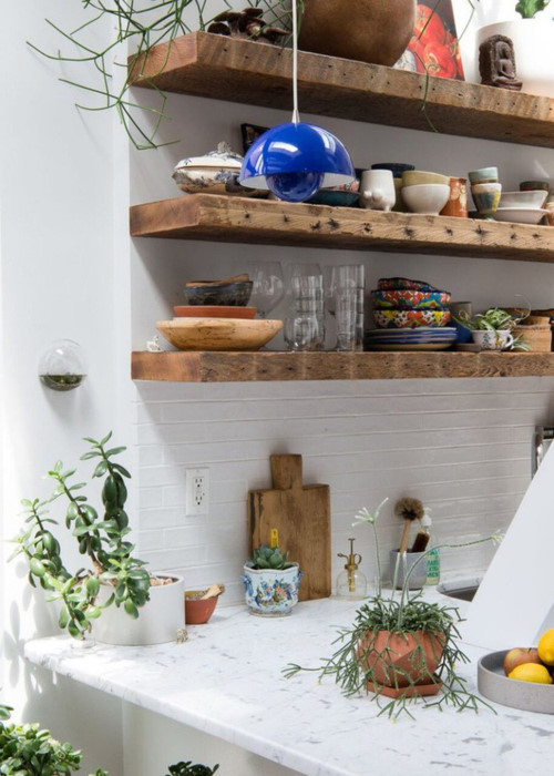 Sự góp mặt của thiên nhiên, tuy không nhiều và hết sức giản đơn nhưng nếu thiếu những điểm nhấn trong lành và thân thiện này, căn bếp mất đi mấy phần xinh đẹp. Một vài phụ kiện như đèn trang trí, chậu cây trên bàn hay lọ hoa tươi nhỏ xinh đủ để góp phần mang lại nét đẹp tự nhiên cho căn bếp màu trắng.