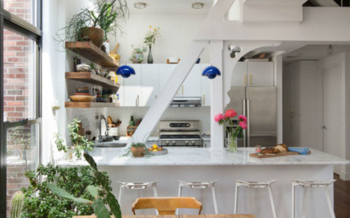 Không gian vừa đủ để bố trí những vậy dụng xinh tươi và cần thiết. Cách bố trí các khu vực chức năng mang lại sự tiện lợi và vẻ đẹp hiện đại cho không gian nấu nướng. Ánh sáng là một phần không thể thiếu, không chỉ để căn phòng rộng hơn mà để những vật trang trí nhỏ xíu vẫn trở nên lấp lánh trong ánh nắng.
