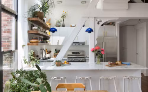 Không gian vừa đủ để bố trí những vậy dụng xinh tươi và cần thiết. Cách bố trí các khu vực chức năng mang lại sự tiện lợi và vẻ đẹp hiện đại cho không gian nấu nướng. Ánh sáng là một phần không thể thiếu, không chỉ để căn phòng rộng hơn mà để những vật trang trí nhỏ xíu vẫn trở nên lấp lánh trong ánh nắng.