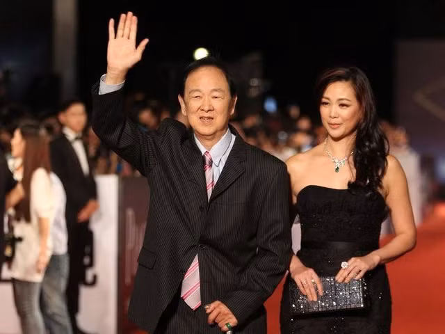 Hình ảnh gần đây của Vương Vũ và vợ trẻ đẹp.