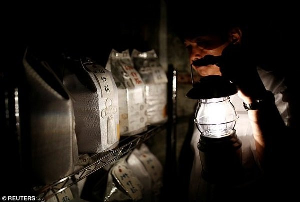 Bi an nhung chiec binh tro cot khong nguoi nhan-Hinh-2