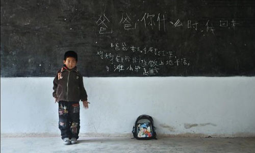 Em Zhao Jinbao, 7 tuổi ở Cam Túc, với thông điệp: “Bố ơi, bao giờ bố về?”. Theo ông Ren, bố của cậu bé đã đi làm việc ở thành phố Bạch Ngân được 1 năm còn mẹ cậu bé thì nấu ăn và làm việc ngoài đồng. Ảnh: Ren Shechen