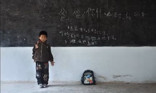 Em Zhao Jinbao, 7 tuổi ở Cam Túc, với thông điệp: “Bố ơi, bao giờ bố về?”. Theo ông Ren, bố của cậu bé đã đi làm việc ở thành phố Bạch Ngân được 1 năm còn mẹ cậu bé thì nấu ăn và làm việc ngoài đồng. Ảnh: Ren Shechen