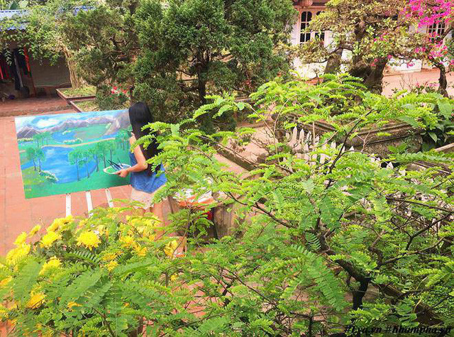 Đối với chị, khu vườn là một trong những nơi quan trọng nhất của cuộc sống bởi ở đó, chị cảm thấy tâm hồn như được hòa quyện với thiên nhiên hoa lá cành. Từ đó, chị có nhiều cảm hứng hơn cho những sở thích viết sách, vẽ tranh, nấu ăn của mình. Đó là cách giúp chị nạp năng lượng sau những giờ, những ngày làm việc trên cơ quan, để thấy mình luôn tràn ngập sức sống.