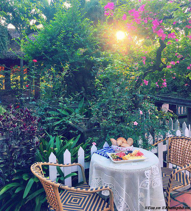 Đối với chị, ngôi nhà ngoại thành với diện tích khu vườn chiếm đến 2/3 tổng diện tích nhà là nơi để bản thân thoả mãn niềm đam mê với cây cối. Chị Thùy Anh kể, chị được thừa hưởng niềm đam mê ấy từ bố mẹ, bố chị thích trồng bonsai còn mẹ là một người yêu hoa. Chính bởi vậy, 30 năm qua, chị lớn lên trong ngôi nhà bốn mùa xanh tươi, tràn ngập màu xanh, sức sống của thiên nhiên.