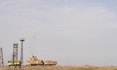 Một quả tên lửa rời bệ phóng.