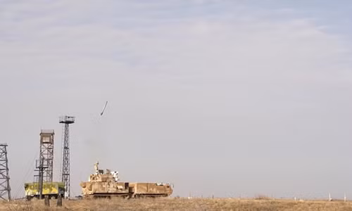 Một quả tên lửa rời bệ phóng.