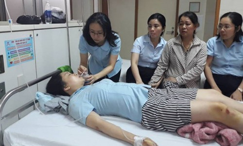 Nạn nhân bị thanh niên dùng dao khống chế đang điều trị tại Bệnh viện.