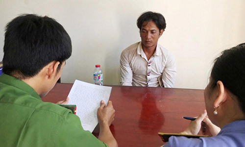 Gã cha dượng đồi bại Phạm Văn Tuấn tại cơ quan điều tra (Ảnh: Công an cung cấp).