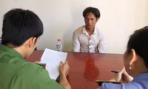 Gã cha dượng đồi bại Phạm Văn Tuấn tại cơ quan điều tra (Ảnh: Công an cung cấp).