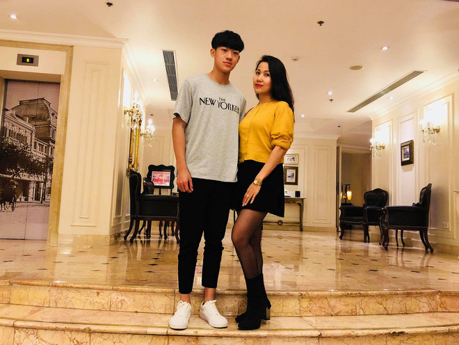 Dù đã qua 2 lần sinh nở, cậu con trai lớn nhất đã học lớp 11 nhưng chị Hà vẫn được nhận xét là khá trẻ trung từ phong cách, ngoại hình cho tới tính cách.