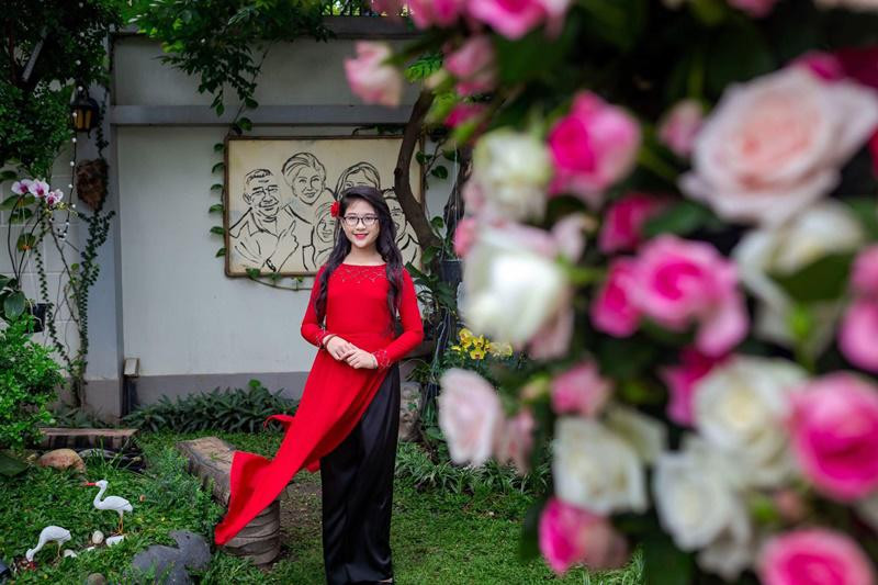 Ngôi nhà hiện tại của NSND Hồng Vân và Lê Tuấn Anh ở TP. HCM, khá rộng rãi. Đặc biệt, khác với những ngôi nhà nghệ sĩ sang chảnh khác nhà của Hồng Vân khiến nhiều người thích thú khi có hẳn 1 khu vườn hệt như ở quê. Trong đó, 2 vợ chồng nữ diễn viên “Gạo nếp, gạo tẻ” ngoài trồng rau còn trồng nhiều loại cây và hoa. Mỗi lần bạn bè đến chơi đều mê mẩn cảnh đẹp ở khu vườn này. Riêng đối với Hồng Vân - Tuấn Anh làm vườn là cách xả stress tốt nhất, là không gian thư giãn nhất trong nhà và cũng là nguồn thực phẩm sạch, an toàn cho cuộc sống.