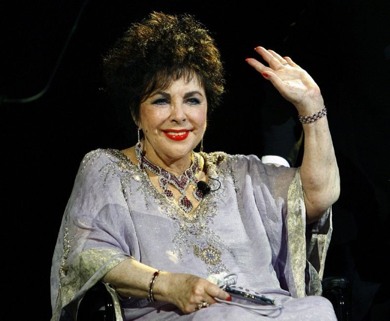 Từng kết hôn nhiều lần nhưng khi về già, Elizabeth Taylor lại chăn đơn gối chiếc. Ngày 23/3/2011, Taylor qua đời vì bệnh tật. Cả cuộc đời, Taylor trải qua đến 8 lần kết hôn với 7 người đàn ông, nhưng rồi khi mất, bà lại không còn người bạn đời nào bên mình trừ những đứa con.