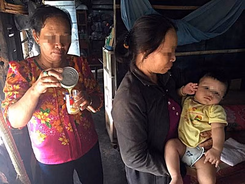 Một số hàng xóm thương hoàn cảnh bé gái khó khăn nên thường xuyên phụ giúp chăm con - Ảnh: Pháp Luật TPHCM