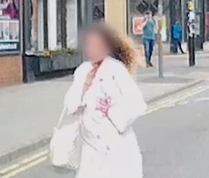 Cô gái 20 tuổi chạy sang đường trong khi tay ôm cổ chảy máu.