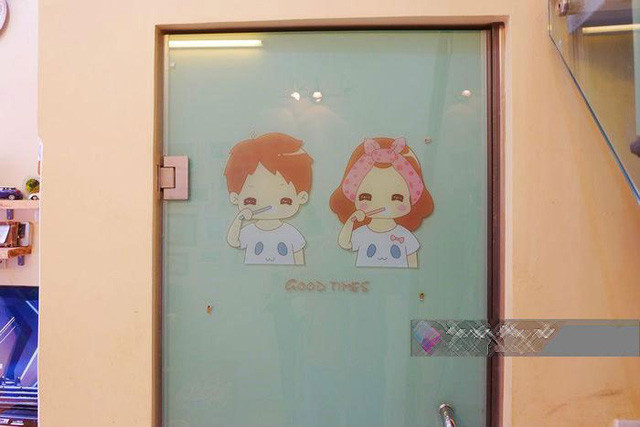 Cửa phòng tắm cũng được trang trí theo phong cách nhí nhảnh, dễ thương của vợ chồng Minh Tít.