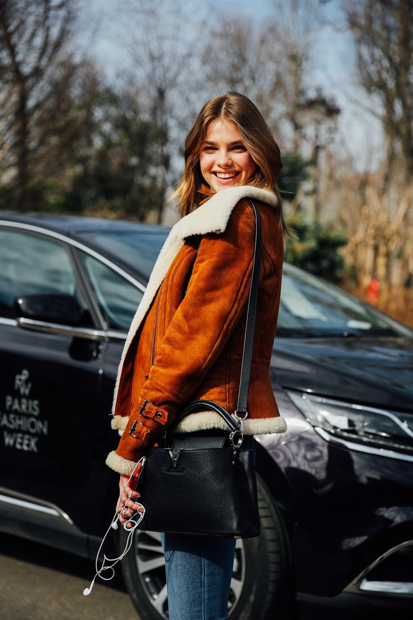 Người đẹp Dasha Khlystun tươi trẻ trong bộ cánh đơn giản, kết hợp giữa áo khoác da lộn cùng quần jeans xanh denim.