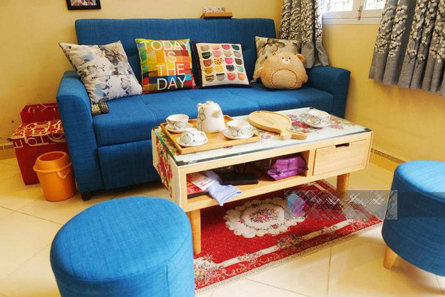 Vốn yêu thích màu xanh nên nội thất của căn hộ cũng được hai vợ chồng chọn màu xanh cực kì bắt mắt.