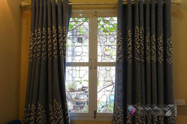 Trước cửa sổ là giàn hoa leo mát mắt được bà xã Minh Tít chăm chút.