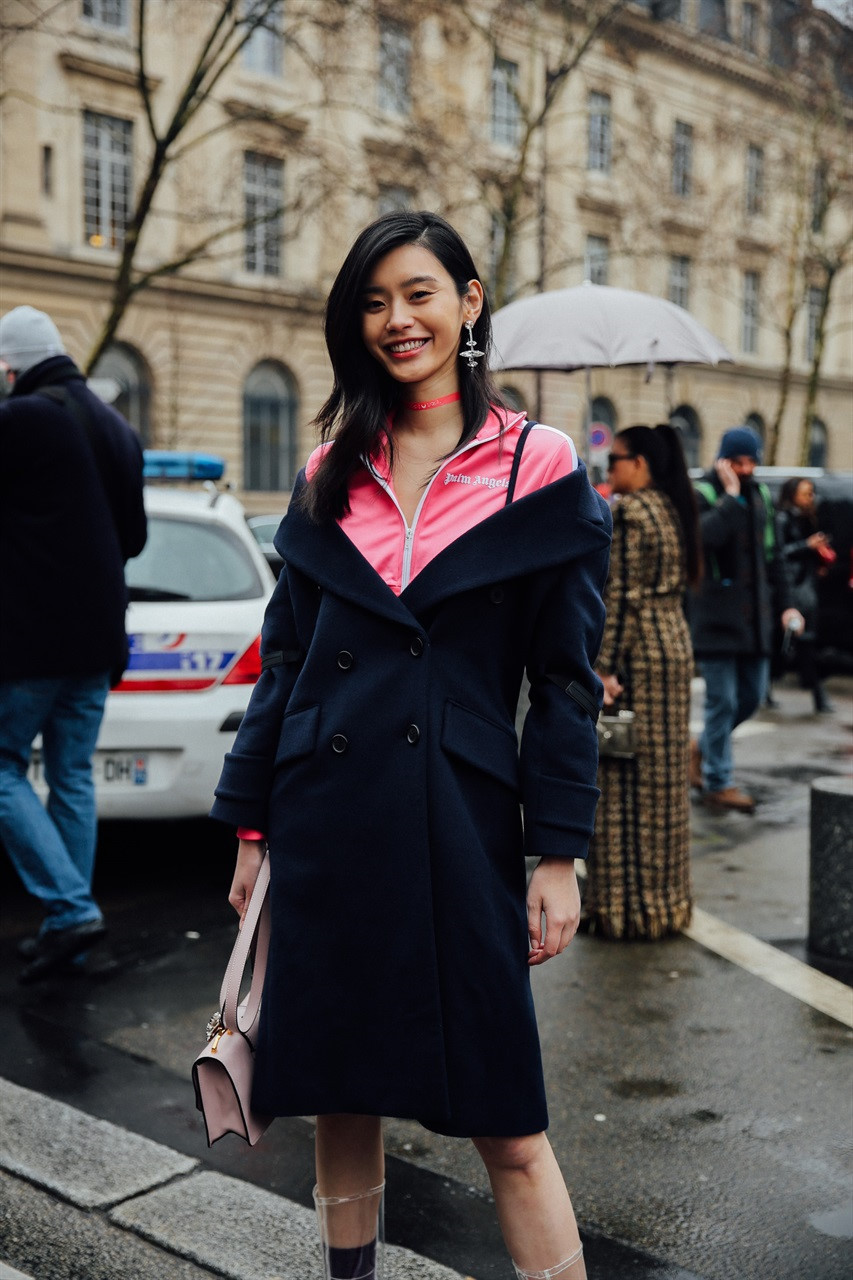 Ming Xi ấn tượng với set đồ kết hợp giữa tông xanh navy và hồng fuchsia. Trào lưu kết hợp phụ kiện trong suốt cùng trang phục trở thành điểm nhấn nổi bật tại tuần lễ thời trang thu đông năm nay.