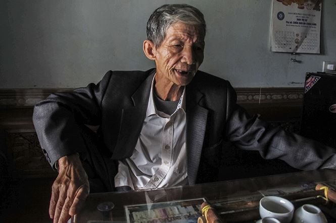 Ông Nhâm chia sẻ lại câu chuyện giải cứu con gái. Ảnh: Thanh Hà