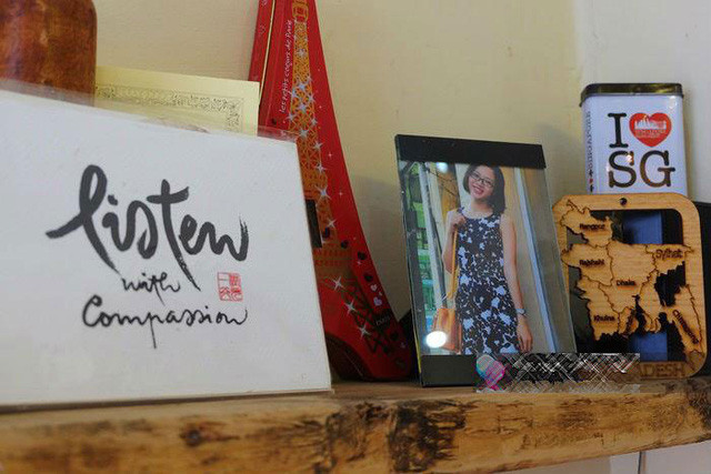 Hình ảnh của bà xã anh hay hình ảnh hai vợ chồng đi du lịch cùng nhau được treo xung quanh phòng khách.