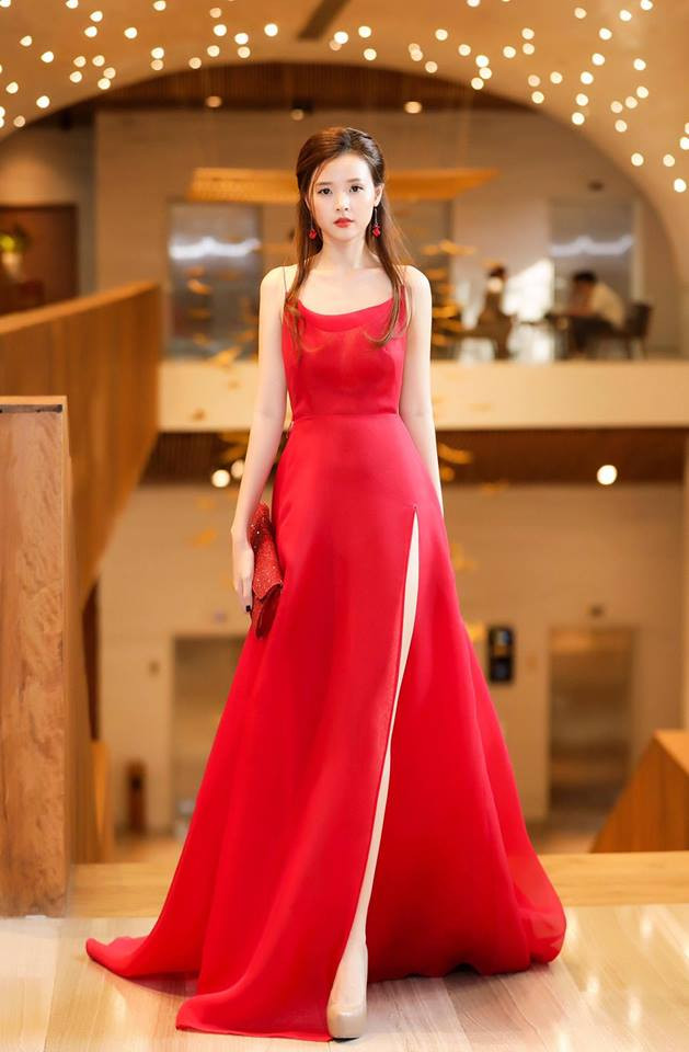 Thường xuyên xuất hiện với những bộ cánh kín đáo nên khi diện đồ gợi cảm, người đẹp Midu khiến bất cứ ai lướt ngang qua cũng vào nhấp vào các bức hình để chiêm ngưỡng. Bộ váy xẻ cao ở phần đùi này được xem là mẫu đầm kiệm vải nhất từ trước đến nay của nữ diễn viên Thiên mệnh anh hùng.