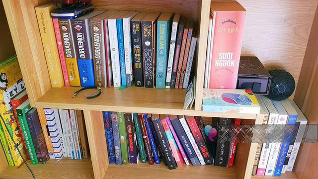 Một giá sách nho nhỏ đặt ngay đầu giường để thỏa mãn thú vui đọc sách của vợ chồng anh.