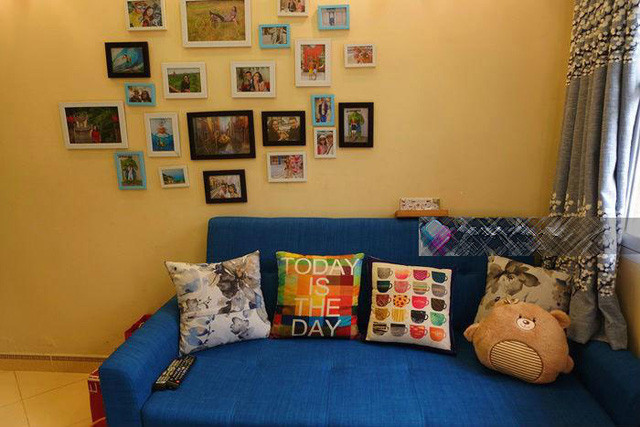 Những chiếc gối dựa sặc sỡ sắc màu cũng là chọn lựa của gia đình Minh Tít.