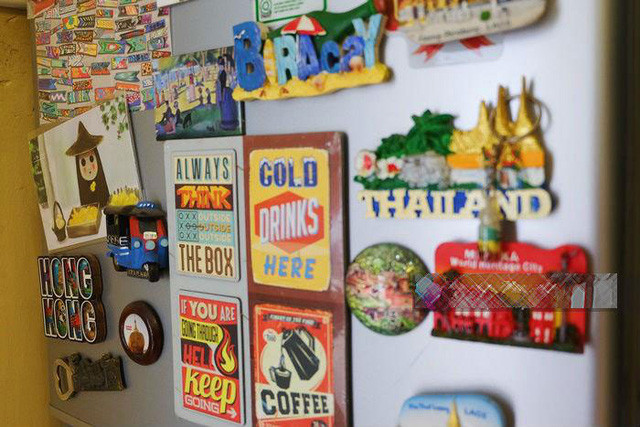 Chiếc tủ lạnh này dán đầy sticker những địa điểm du lịch 2 vợ chồng anh đã đặt chân đến.