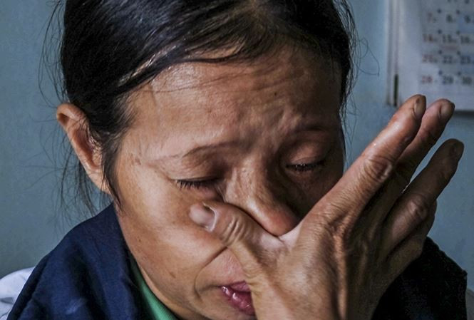 Chị Hằng bật khóc khi kể lại câu chuyện. Ảnh: Thanh Hà