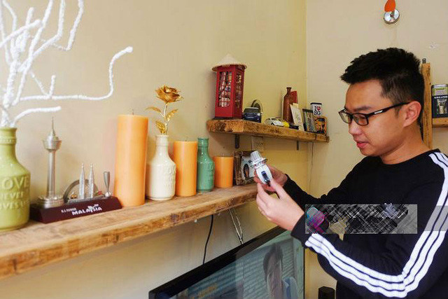 Những chiếc kệ treo tường để đồ vật được anh tận dụng mua từ những vật bỏ đi của các cửa hàng nội thất.