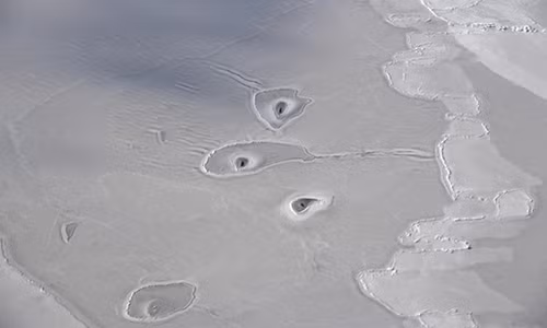 Bức ảnh do nhà khoa học John Sonntag của NASA chụp trong chuyến bay khảo sát Bắc Băng Dương vào giữa tháng 4. Bức ảnh do nhà khoa học John Sonntag của NASA chụp trong chuyến bay khảo sát Bắc Băng Dương vào giữa tháng 4.