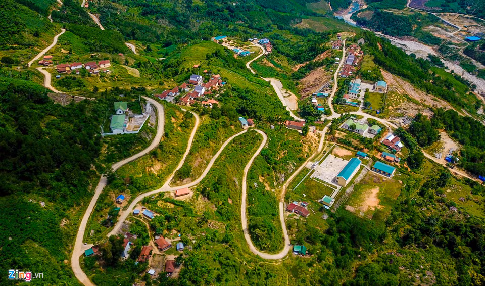 Bản làng xã Sơn Liên, huyện miền núi Sơn Tây. Ông Phan Huỳnh Sơn, Chủ tịch UBND xã Sơn Liên, cho biết việc trồng và chăm sóc không khó như các loại cây trồng mới. "Loại cây này không kén đất, ít bị sâu bệnh, ít tốn công chăm sóc, đầu tư một lần cho thu hoạch trong thời gian dài 20 năm lại cho hiệu quả kinh tế cao hơn cây keo nên người dân thích trồng hơn các loại cây khác", ông Sơn nói.