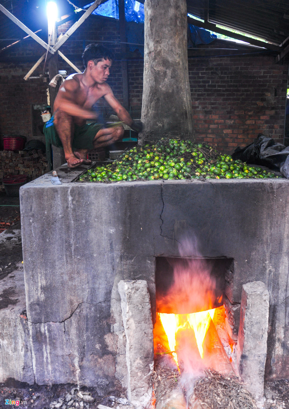 Người dân tất bật đốt lò hấp cau ở trung tâm huyện lỵ Sơn Tây.