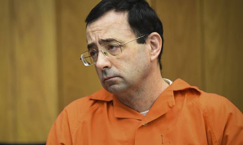 Bác sĩ Larry Nassar bị truy tố tại tòa án hạt Eaton vì tội danh lạm dụng tình dục.