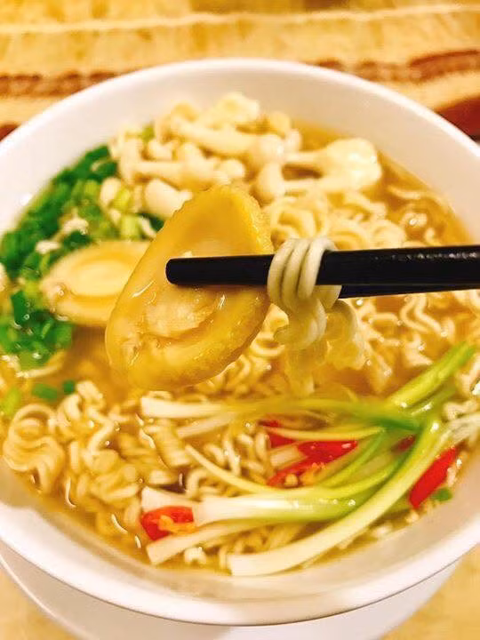 Mì tôm bào ngư có giá lên tới 120.000-150.000 đồng/gói đang gây sốt trên thị trường