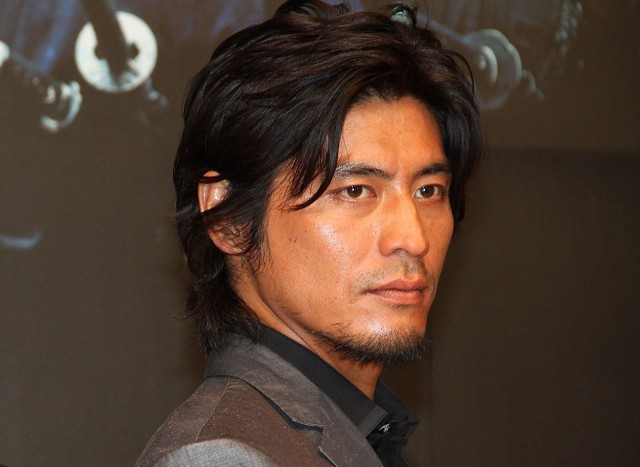 Nam diễn viên Sakaguchi Kenji ngưng diễn xuất vì bị hoại tử xương đùi.