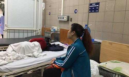 Trang chưa hoàn toàn hồi phục ý thức sau khi bất tỉnh vì sốc ma túy đá. Ảnh: Hà Quyên.