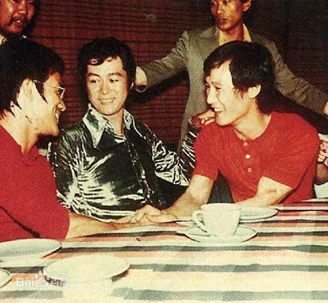 Trần Huệ Mẫn vui vẻ trò chuyện cùng siêu sao Lý Tiểu Long.