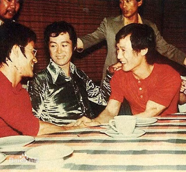 Trần Huệ Mẫn vui vẻ trò chuyện cùng siêu sao Lý Tiểu Long.