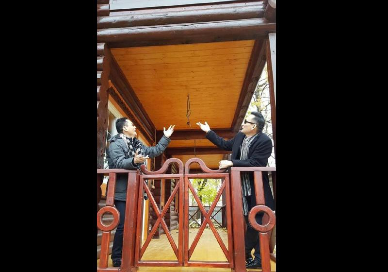 Mặc dù có diện tích khá lớn nhưng căn nhà gỗ này không tạo nên sự lạnh lẽo. Ngược lại, nhờ ánh đèn vàng khiến toàn bộ không gian trở nên ấm áp và bắt mắt hơn. Trong căn nhà không có quá nhiều đồ, chỉ bày bàn ghế và những thứ thiết yếu, điểm nhấn ở đây có lẽ nằm ở chùm đèn vàng… Căn nhà của Lâm Tây sử dụng những chi tiết chạm trổ tinh xảo, tỉ mỉ nhưng không quá rườm rà. Lối kiến trúc đơn giản mà tinh tế được sử dụng cho toàn bộ không gian. Hùng dũng trên sân cỏ nhưng không ai ngờ khi về nhà, Văn Lâm trở nên nhẹ nhàng và tình cảm. Góc ưa thích của anh chàng không phải là nơi ban công lộng gió hay phòng tập mà là căn bếp.