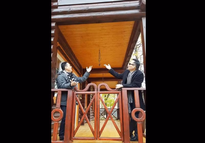 Mặc dù có diện tích khá lớn nhưng căn nhà gỗ này không tạo nên sự lạnh lẽo. Ngược lại, nhờ ánh đèn vàng khiến toàn bộ không gian trở nên ấm áp và bắt mắt hơn. Trong căn nhà không có quá nhiều đồ, chỉ bày bàn ghế và những thứ thiết yếu, điểm nhấn ở đây có lẽ nằm ở chùm đèn vàng… Căn nhà của Lâm Tây sử dụng những chi tiết chạm trổ tinh xảo, tỉ mỉ nhưng không quá rườm rà. Lối kiến trúc đơn giản mà tinh tế được sử dụng cho toàn bộ không gian. Hùng dũng trên sân cỏ nhưng không ai ngờ khi về nhà, Văn Lâm trở nên nhẹ nhàng và tình cảm. Góc ưa thích của anh chàng không phải là nơi ban công lộng gió hay phòng tập mà là căn bếp.