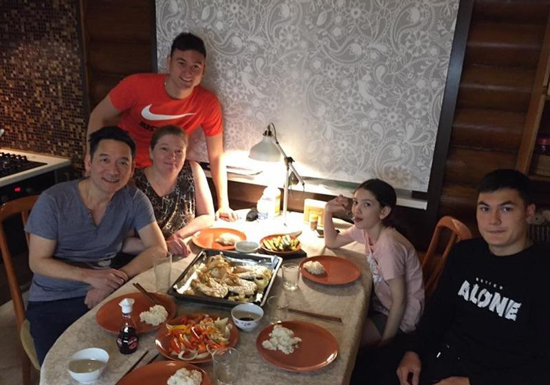 Căn nhà nằm trong khu phố nhỏ yên bình. Bên ngoài, nhà anh trồng các loại cây ăn quả. Có táo, mận... Cây nào cũng cho quả sai trĩu. Trở về sau những lần thi đấu, anh chàng thích thú tưới cây, rửa xe, hái táo... Gia đình của cầu thủ bên trời Tây hạnh phúc bình dị.