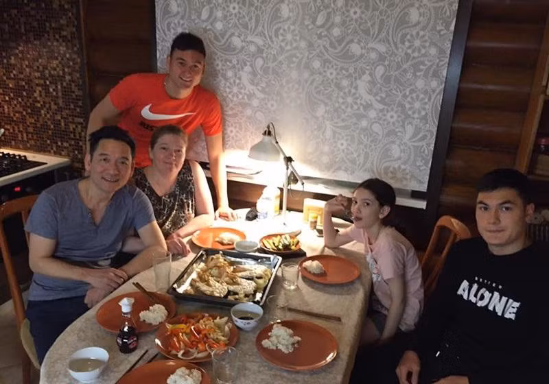 Căn nhà nằm trong khu phố nhỏ yên bình. Bên ngoài, nhà anh trồng các loại cây ăn quả. Có táo, mận... Cây nào cũng cho quả sai trĩu. Trở về sau những lần thi đấu, anh chàng thích thú tưới cây, rửa xe, hái táo... Gia đình của cầu thủ bên trời Tây hạnh phúc bình dị.