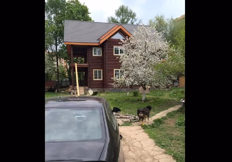 Căn nhà gỗ mang đậm tính truyền thống của Nga. Bước vào trong nhà, người ta có thể cảm nhận được toàn bộ đặc trưng của vùng đất xinh đẹp này. Không quá cầu kì, trong nhà của thủ môn Văn Lâm được bài trí khá đơn giản, mang đậm phong cách cổ điển đặc trưng.