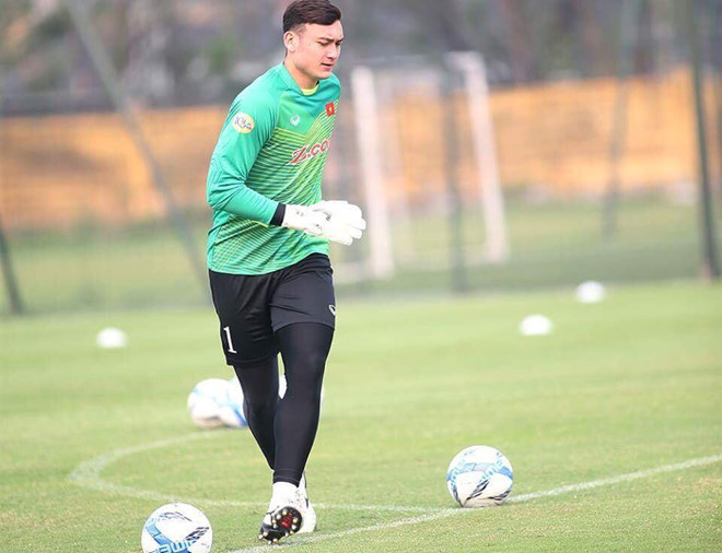 Xuất sắc vượt qua Malaysia và giành ngôi vị vô địch của AFF Cup 2018 trong trận đấu chung kết vừa rồi. Đặng Văn Lâm cùng đồng đội đã có một màn trình diễn đẹp mắt với những pha cứu thua trông thấy khiến chị em vỡ òa. Cũng từ đó, sau Bùi Tiến Dũng, anh trở thành người hùng trong lòng các fan girl. Thế nhưng, ít ai biết, khi trở về với gia đình, thủ thành sinh năm 1993 lại có cuộc sống khác hẳn - điềm đạm, nhẹ nhàng hơn.