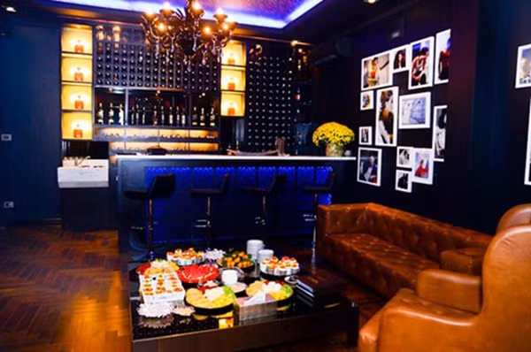 Đặc biệt, nhà của nữ diễn viên còn có 1 bar, phòng hát karaoke.