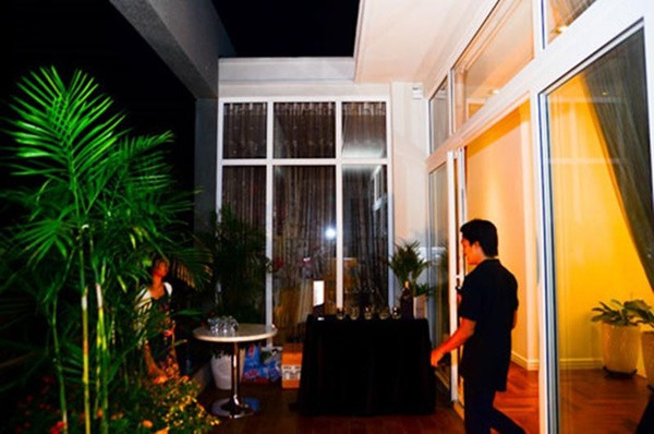 Ban công phía ngoài được cô trồng thêm hoa, vừa ngắm thanh cảnh lại tô điểm cho ngôi nhà.