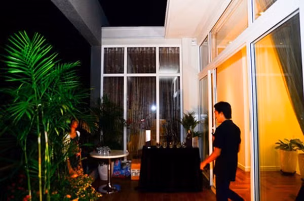 Ban công phía ngoài được cô trồng thêm hoa, vừa ngắm thanh cảnh lại tô điểm cho ngôi nhà.